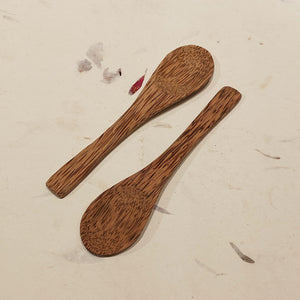 Set of 2 reusable spoons made from reclaimed coconut wood — a sustainable alternative to plastic cutlery.