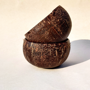 Coconut bowl used for smoothie or dessert, ideal for sustainable snacking and eco-friendly living.